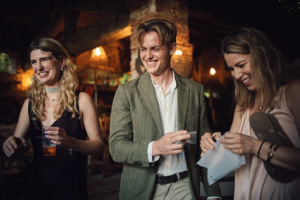 Hochzeitsfotograf Toskana – gaeste beim essen | Markus Schwarze