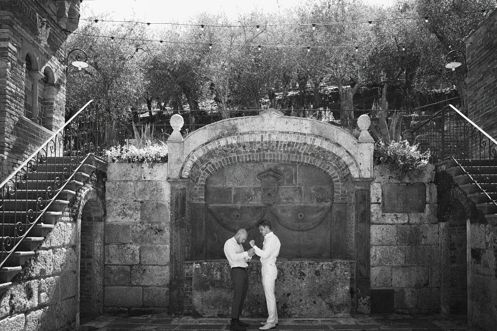 Hochzeitsfotograf Toskana – hochzeitskleid und brautportrait | Markus Schwarze