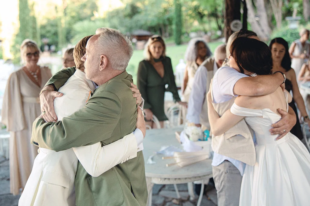 Hochzeitsfotograf Toskana – gaeste beim bbq | Markus Schwarze