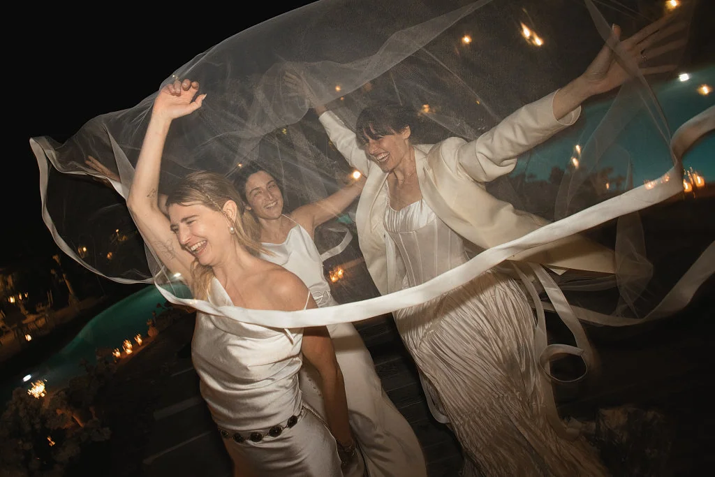 Hochzeitsfotograf Toskana – gemeinsamer moment unter lichtern | Markus Schwarze