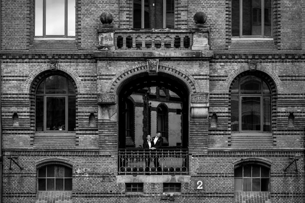 Hochzeitspaar vor historischer Backsteinarchitektur in Hamburg