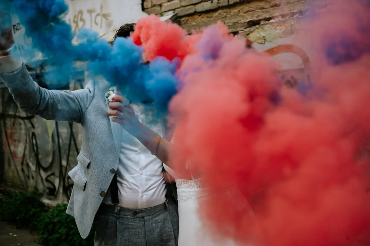 Bengalo und farbiger Rauch beim Hochzeitsshooting in der Schanze