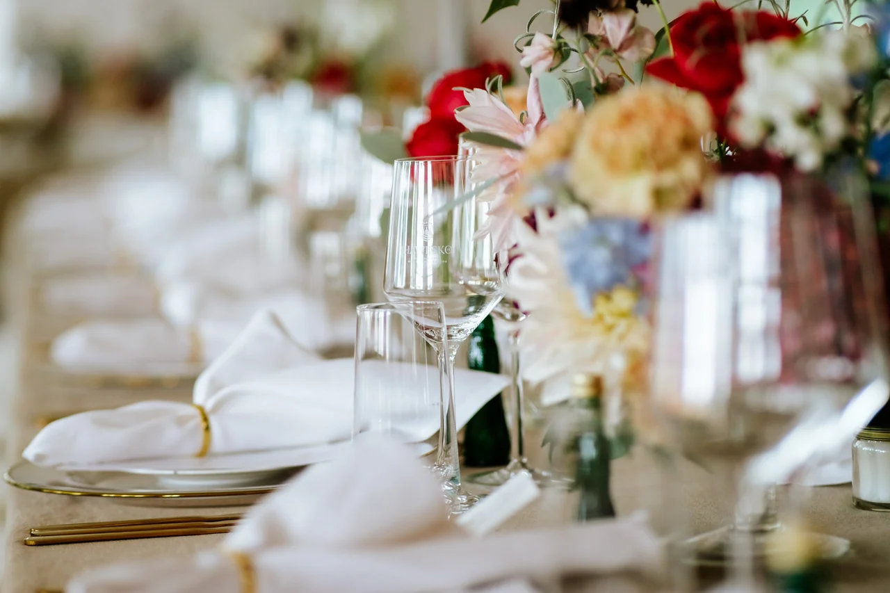 Blumen und feine Details auf der Hochzeitstafel