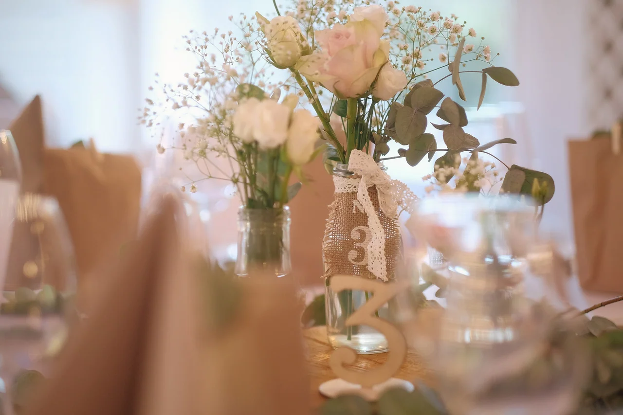 Elegante Blumendekoration bei der Hochzeit im Westerhof