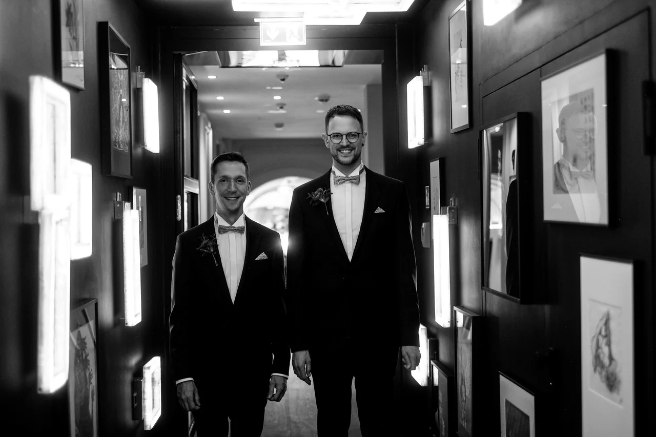 Zwei Bräutigame auf dem Weg zu ihrer Hochzeit in der Hamburger HafenCity