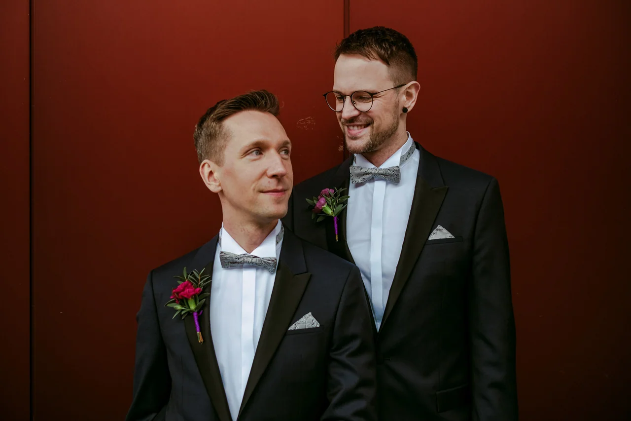 Elegantes Portrait zweier Bräutigame bei ihrer Hochzeit in Hamburg