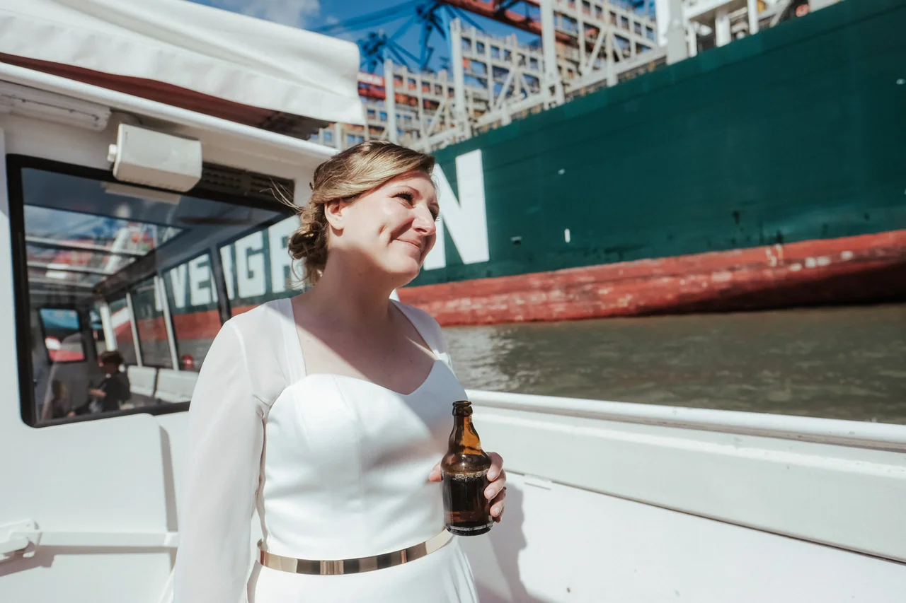 Braut an Deck der Barkasse im Hamburger Hafen
