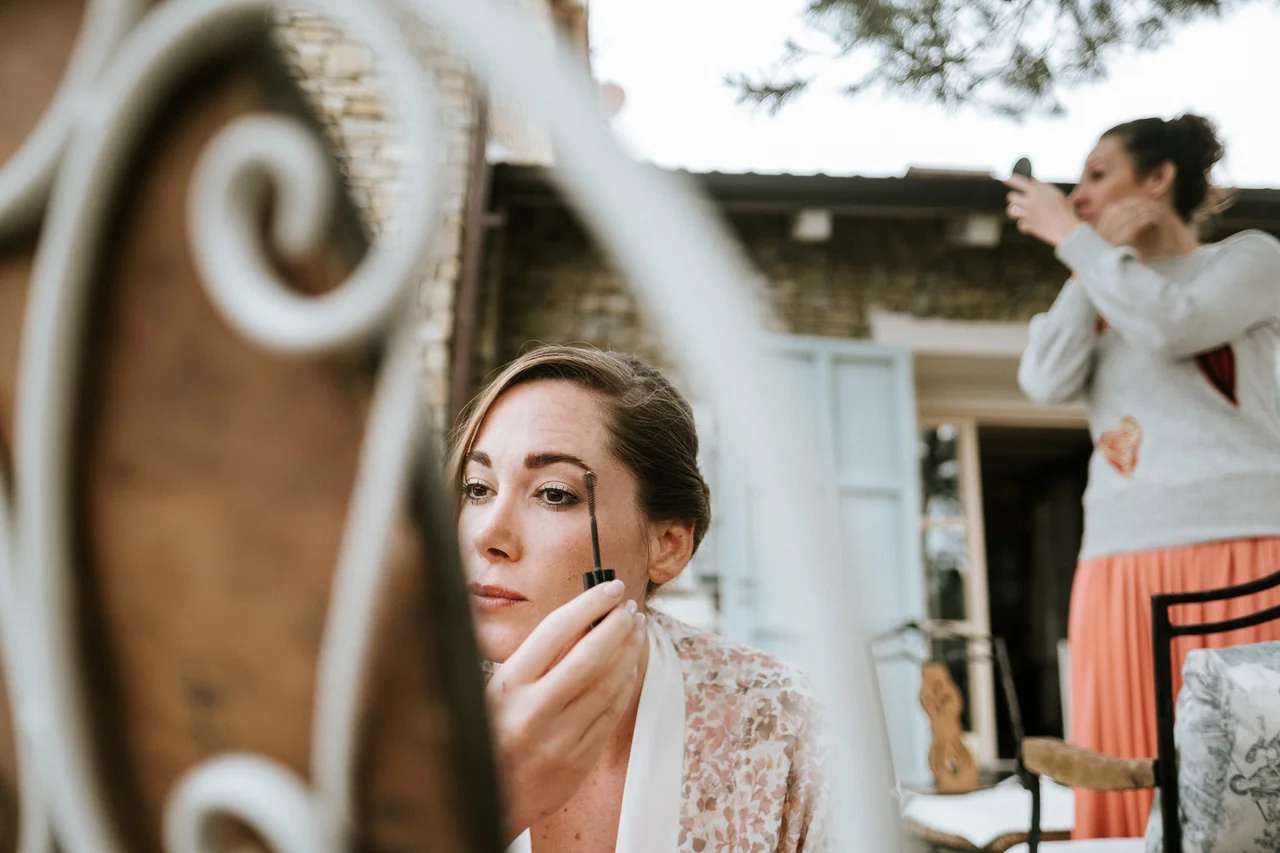 Braut beim Getting Ready für eine Hochzeit in Hamburg