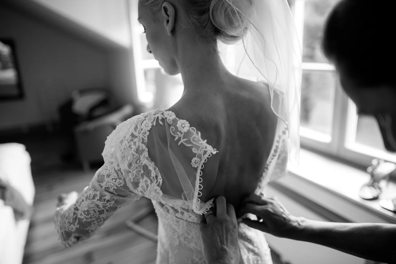 Braut beim Getting Ready vor der Hochzeit in Schwarzweiß