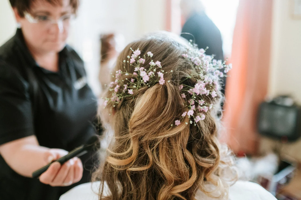 Detail der Brautfrisur bei der Hochzeit in Ludwigslust