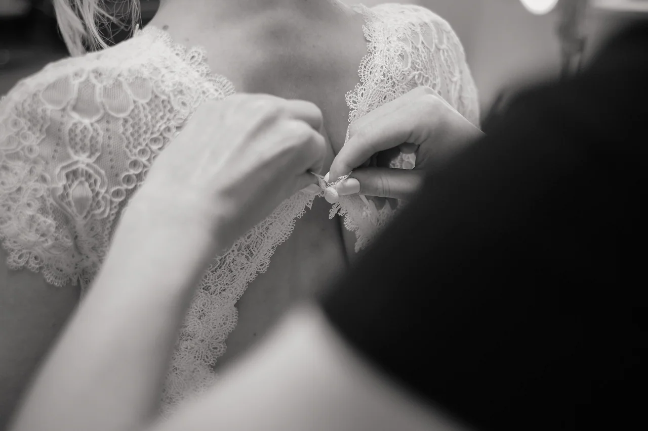 Feines Detail am Brautkleid bei einer Hochzeit im Landhaus Westerhof