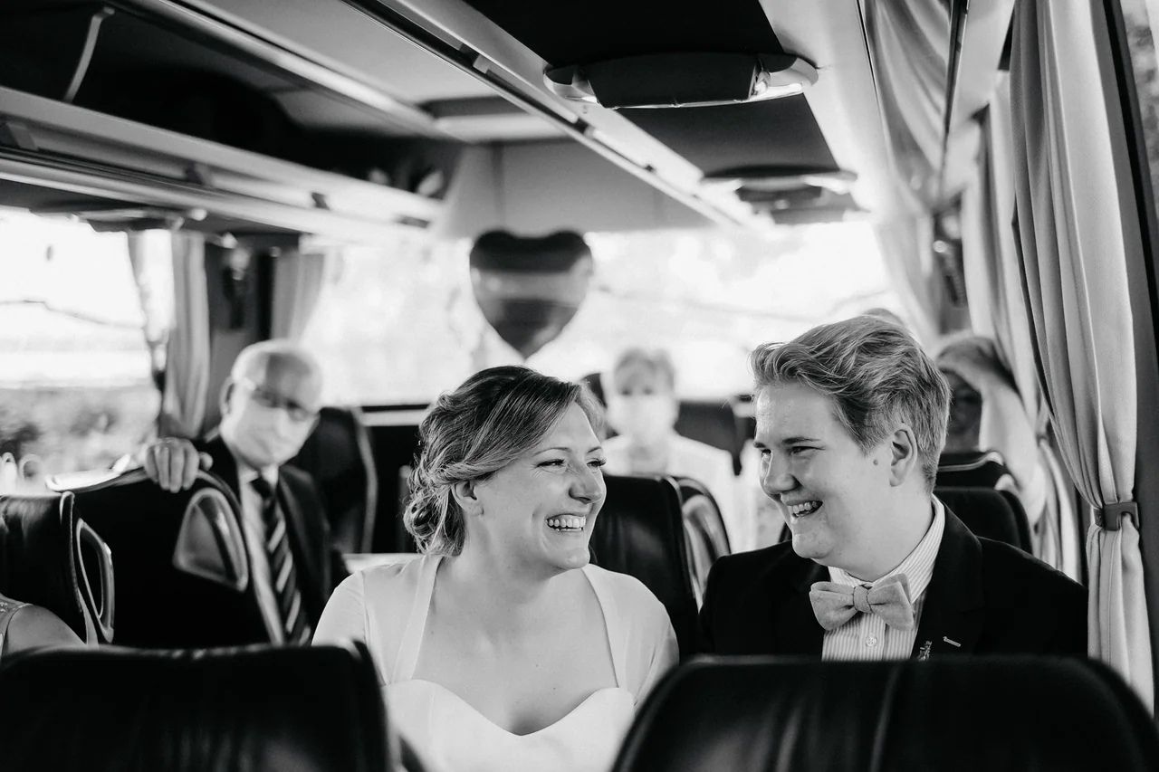 Die frisch verheirateten Frauen gemeinsam im Bus nach Hamburg