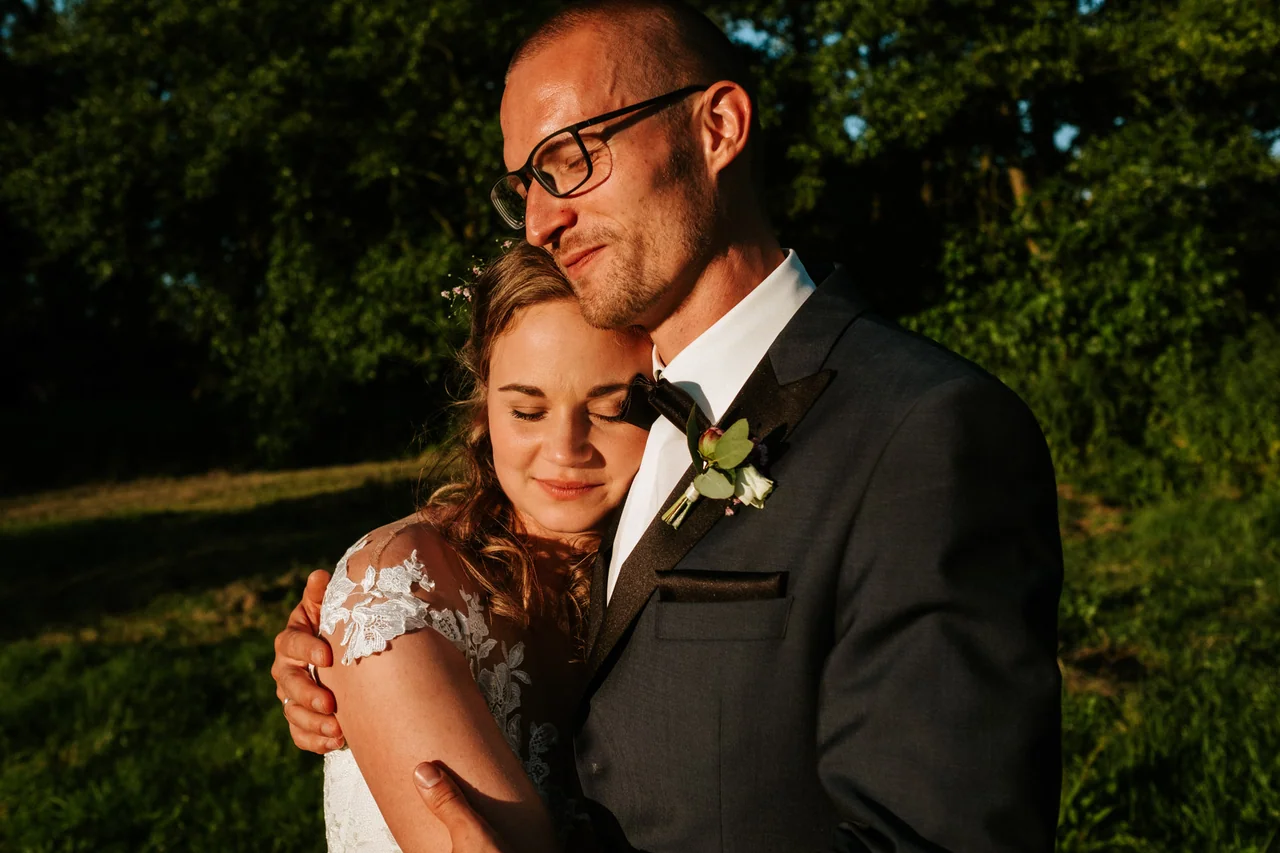 Brautpaar-Portrait im goldenen Licht