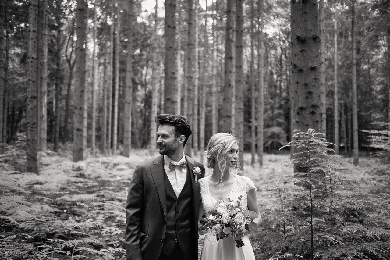 Ungestelltes Brautpaar-Portrait im Wald bei Westerhof