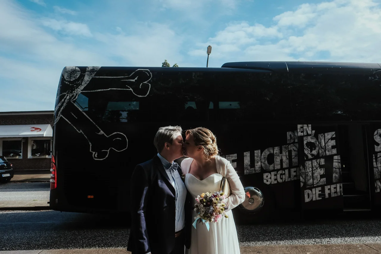 Die beiden Bräute vor dem Bus auf dem Weg zum Standesamt Jork