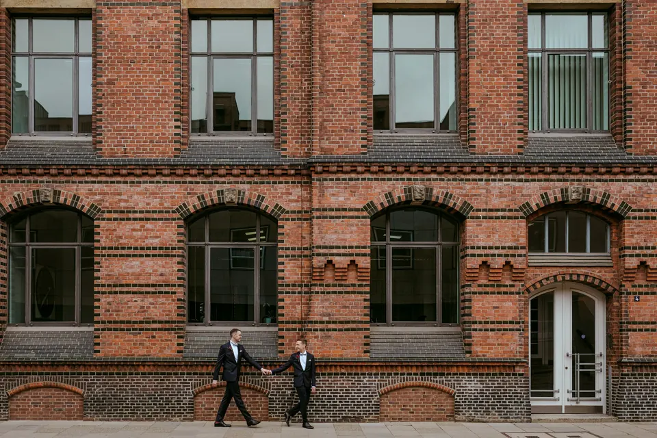 Hochzeitspaar vor klassischer Hamburger Backsteinarchitektur