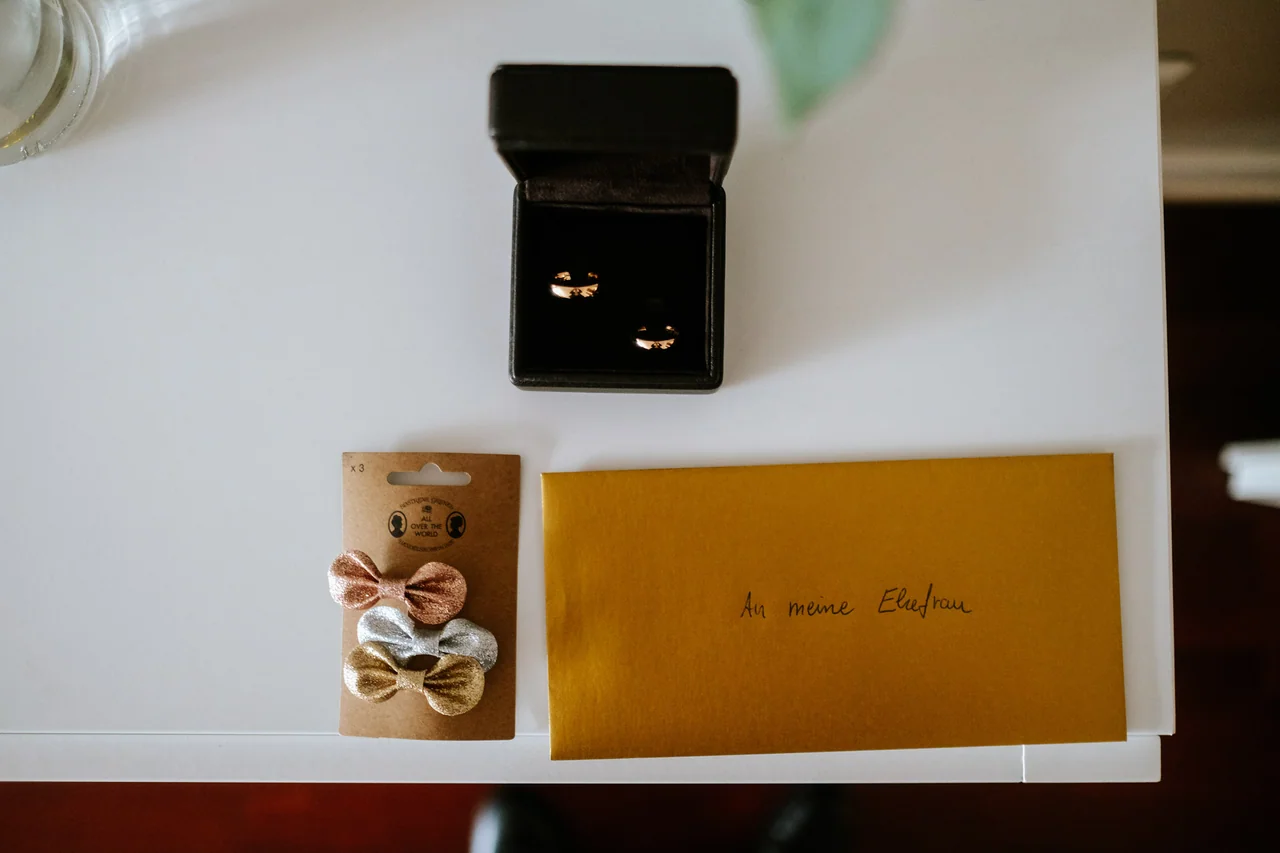 Eheringe und persönliche Details einer Hochzeit in Hamburg