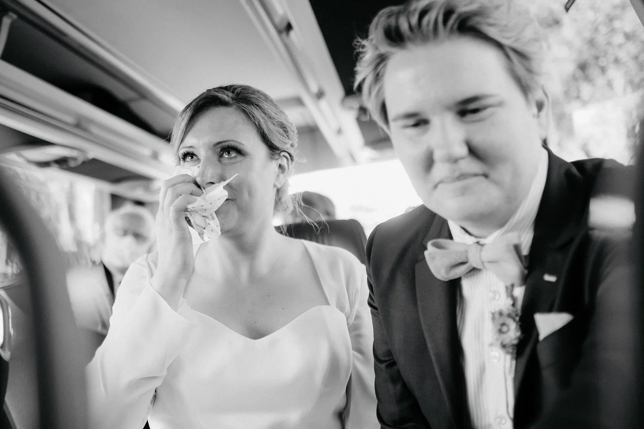 Emotionale Busfahrt der beiden Bräute nach der Trauung