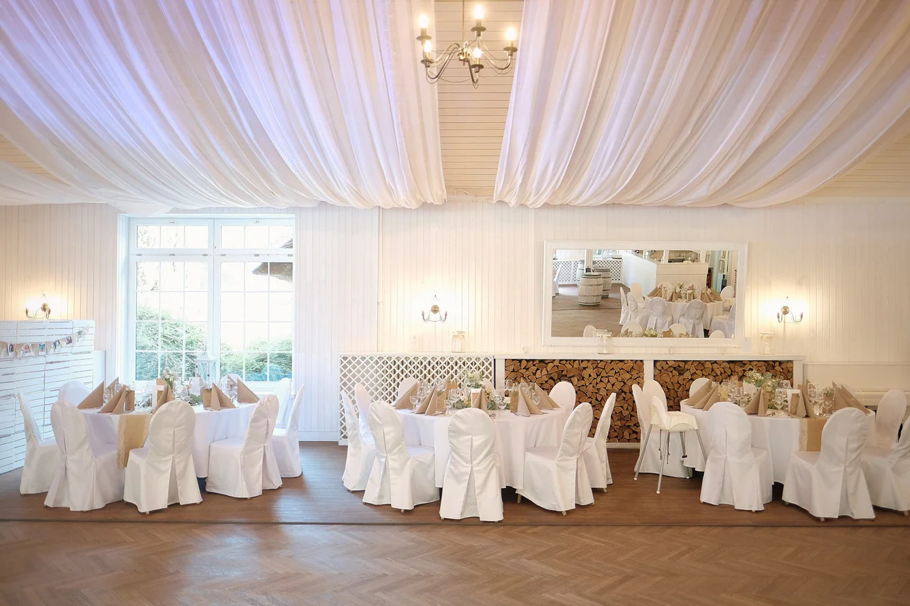 Heller Festsaal für eine Hochzeit im Landhaus Westerhof