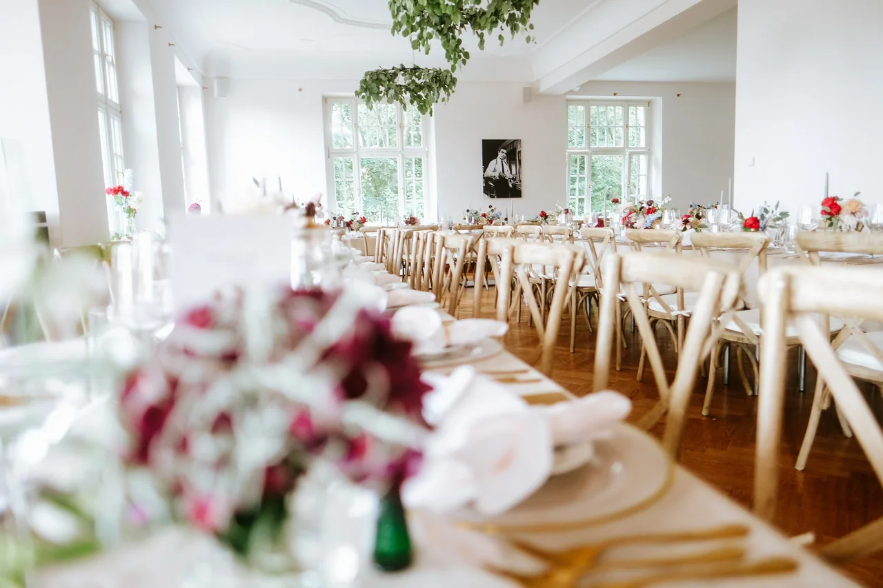 Heller Festsaal für eine Hochzeit in der Villa im Heinepark