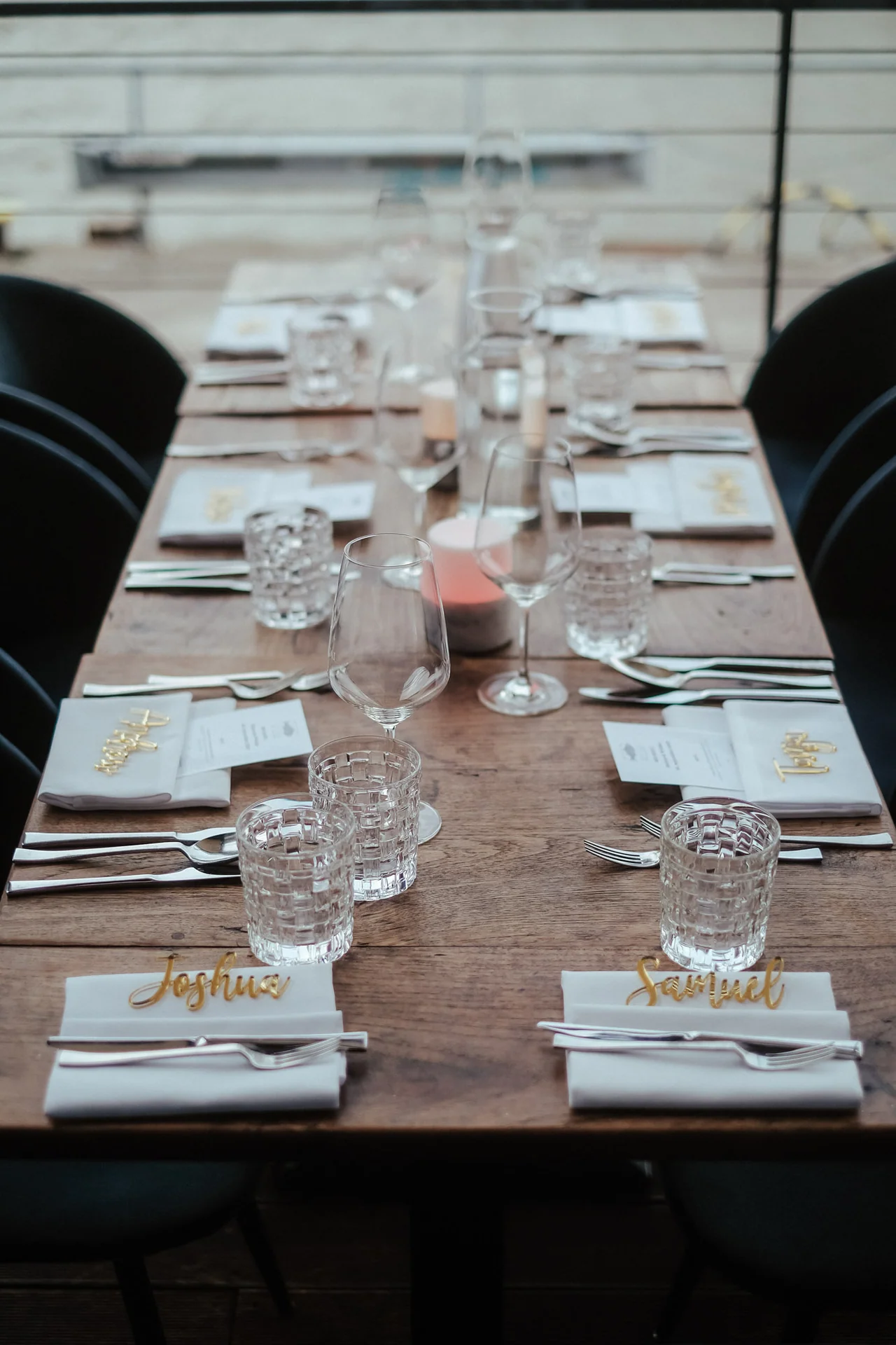 Festlich gedeckte Tafel für die Hochzeit im am kai