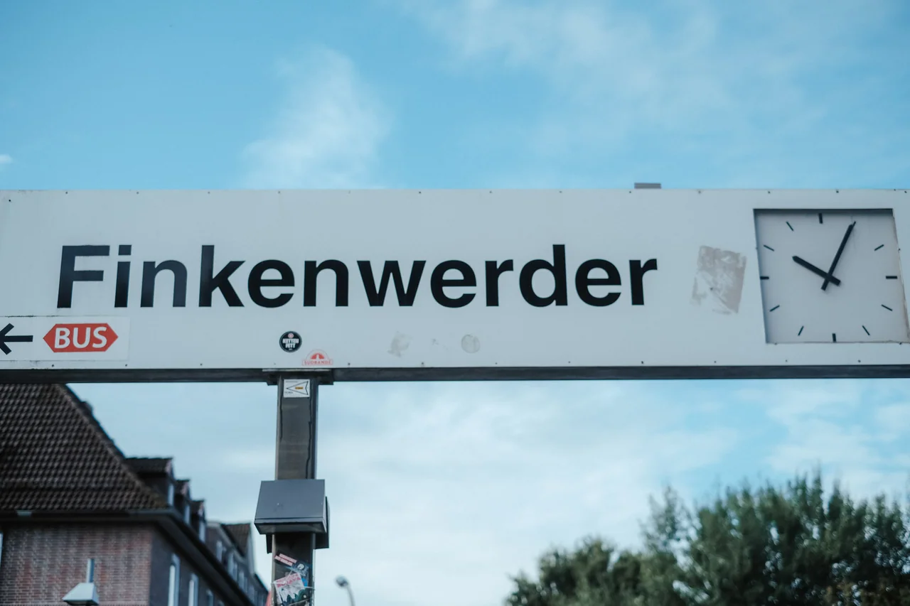 Wegweiser Finkenwerder bei einer Hochzeit in Hamburg
