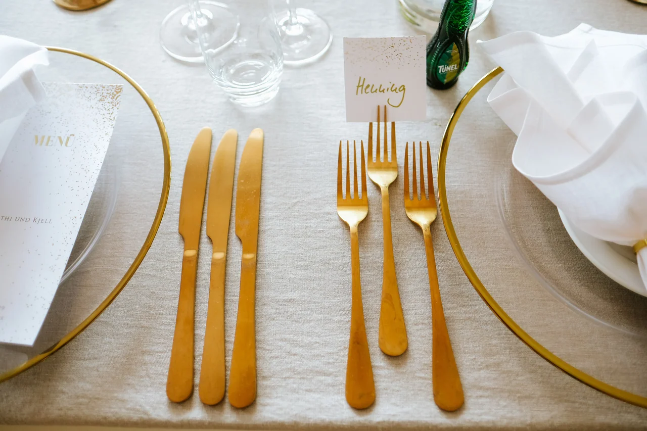 Elegant gedeckter Platz bei einer Hochzeit in der Villa im Heinepark
