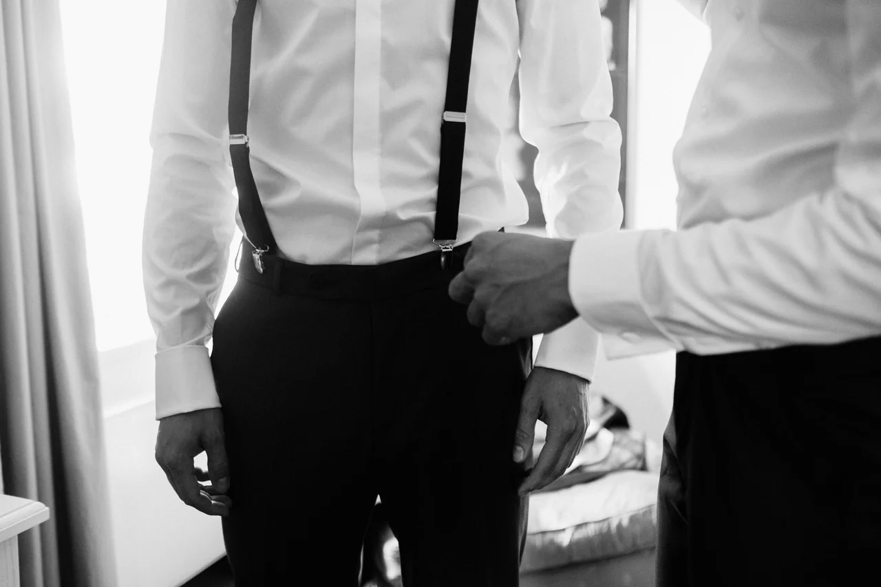 Bräutigam beim Getting Ready vor der Hochzeit