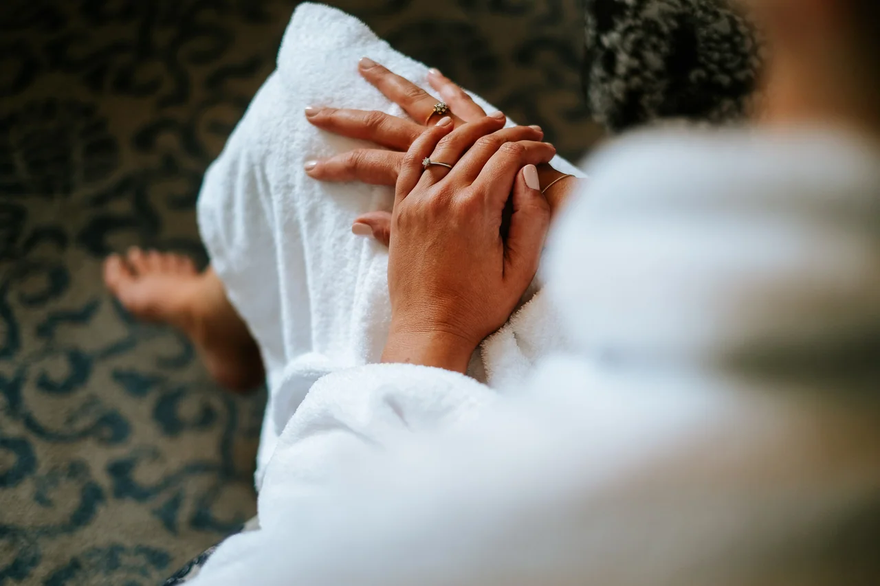 Braut beim Getting Ready vor ihrer Hochzeit in Hamburg