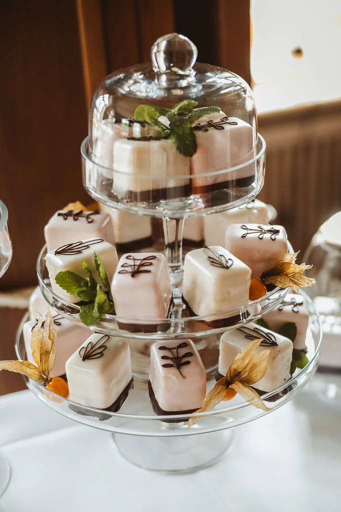 Zwischen Wasserturm und Heide – hochzeit gut thansen suesse details | Markus Schwarze