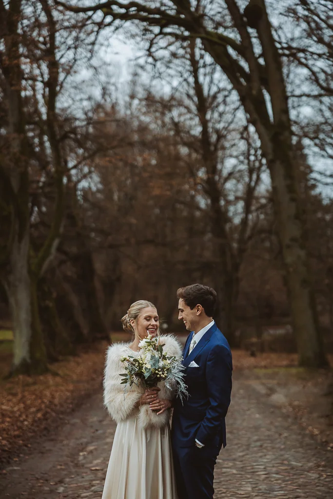 Zwischen Wasserturm und Heide – hochzeit lueneburger heide brautpaarshooting | Markus Schwarze