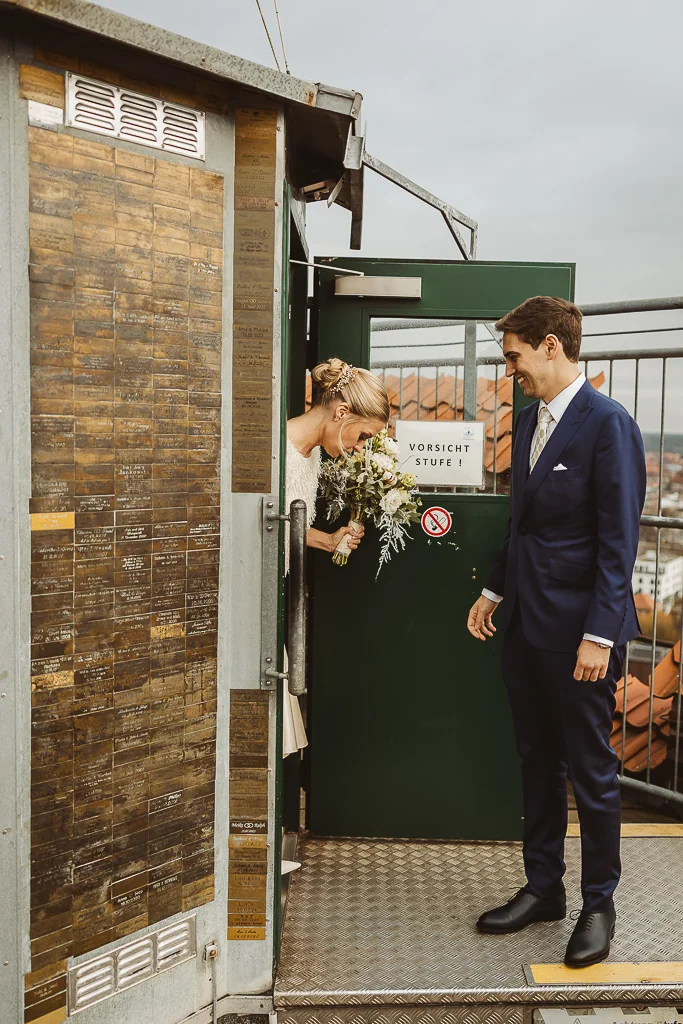 Zwischen Wasserturm und Heide – hochzeit wasserturm lueneburg braeutigam | Markus Schwarze