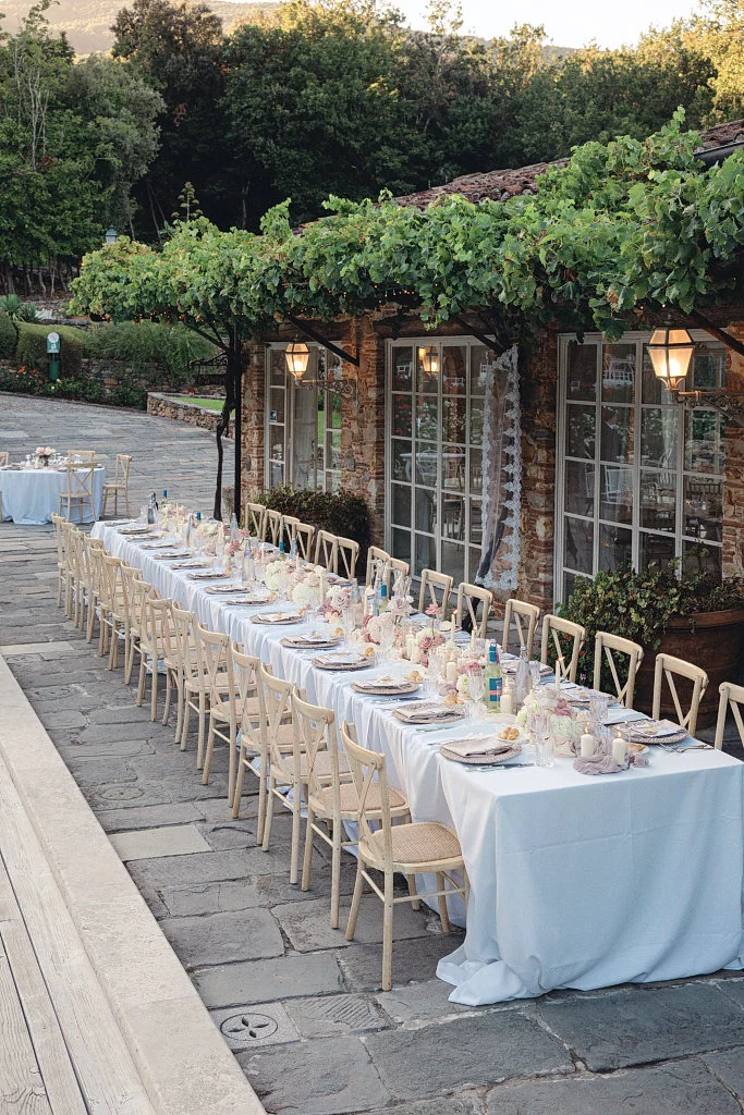Brautpaar bei einer Destination Wedding in der Toskana