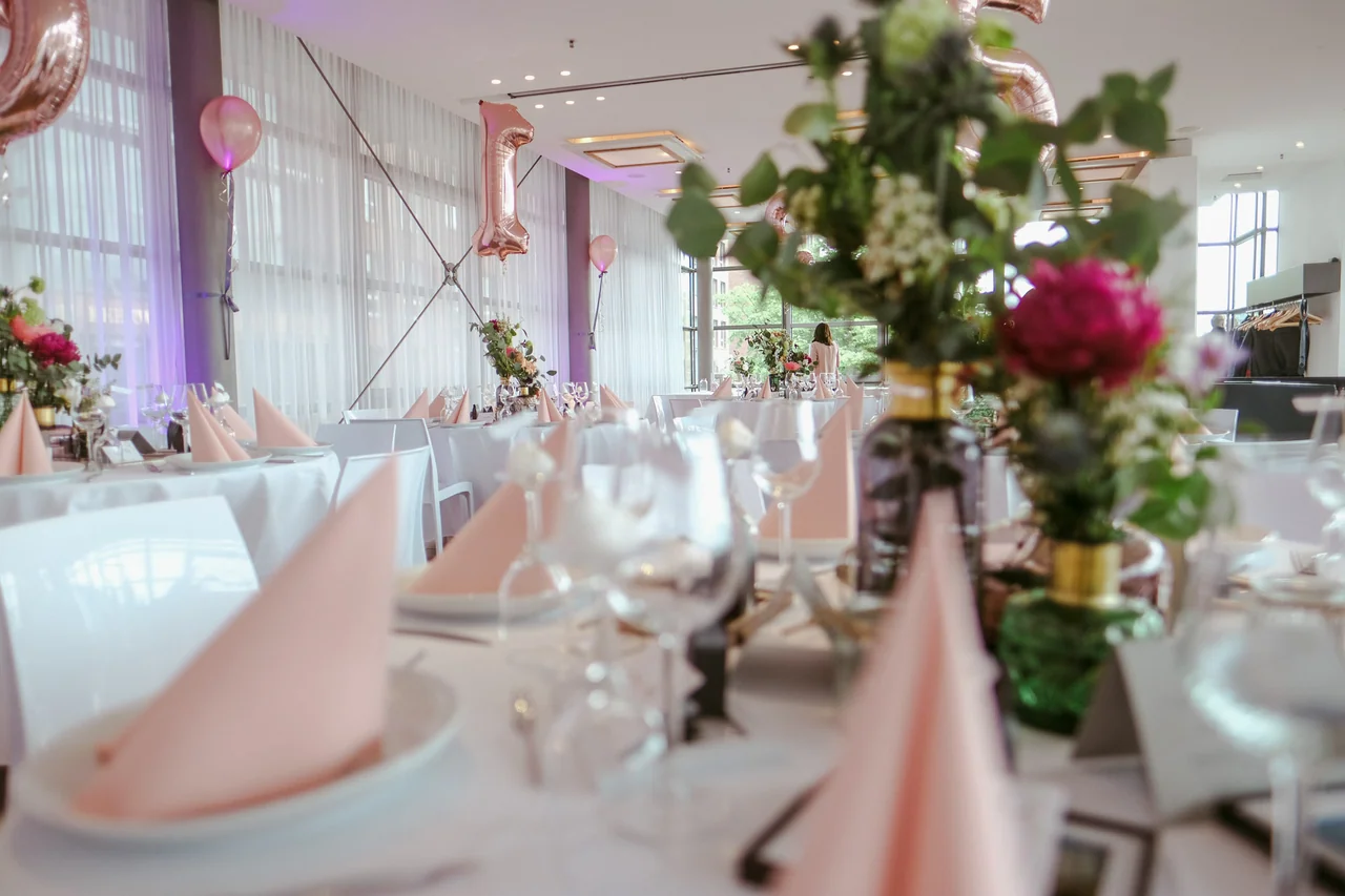 Festlich gedeckter Raum für eine Hochzeit in der Hamburger HafenCity