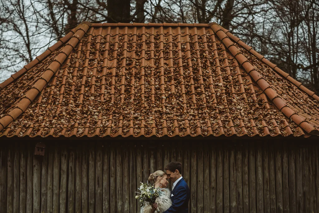 Zwischen Wasserturm und Heide – hochzeitsfotos gut thansen brautpaar | Markus Schwarze