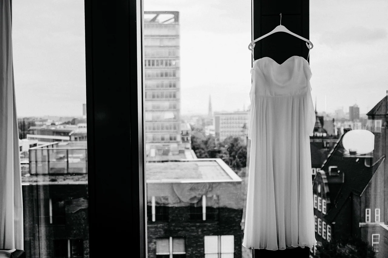 Hochzeitskleid vor dem Blick über Hamburg im Riverside Hotel