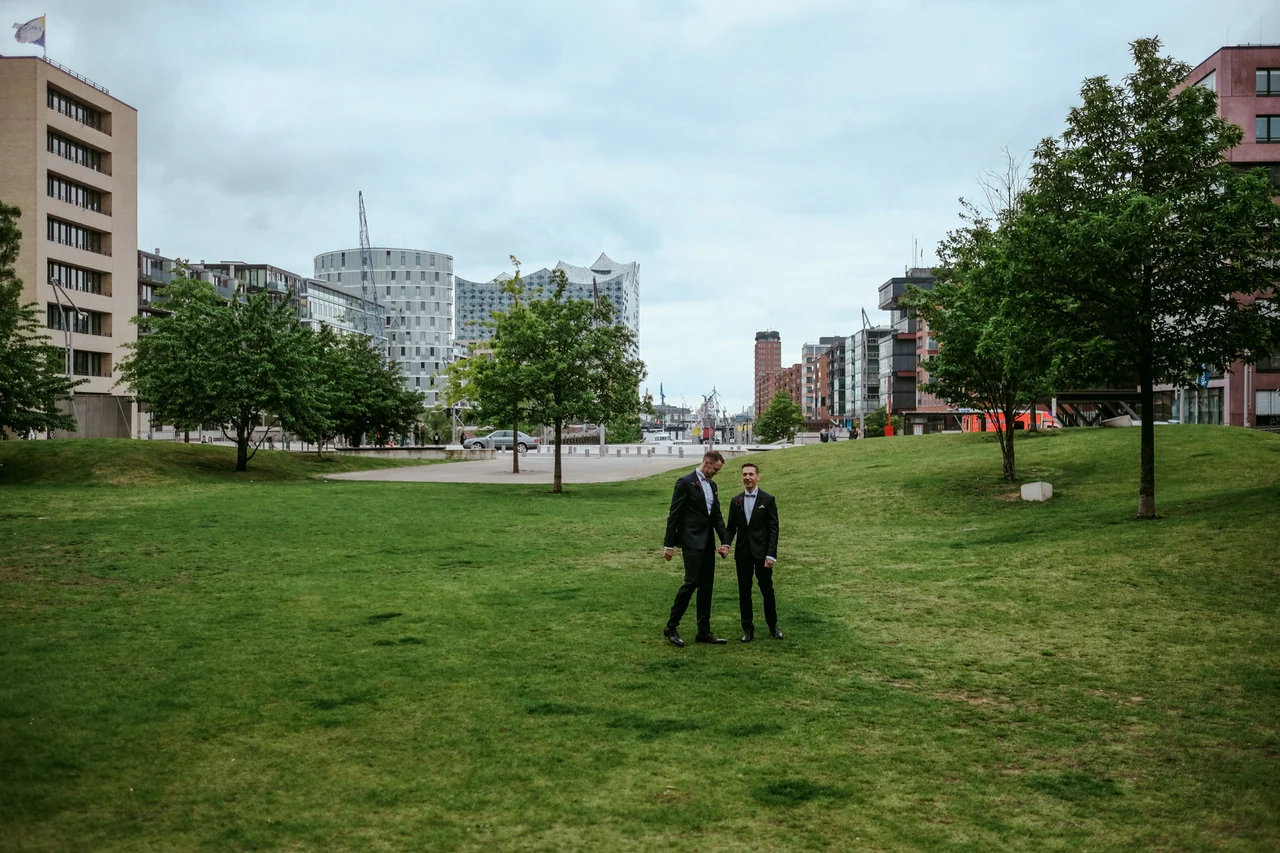 Hochzeitspaar in der modernen Architektur der HafenCity Hamburg