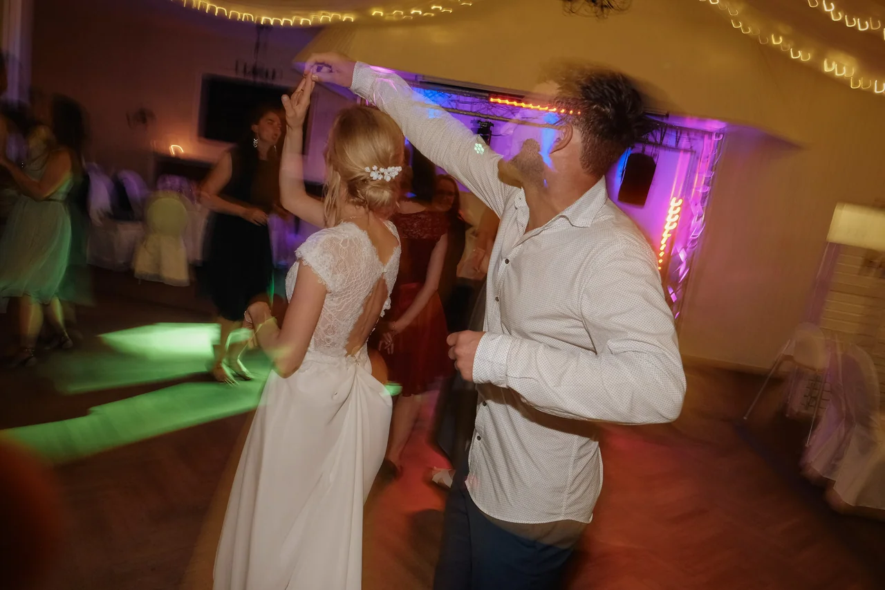 Ausgelassene Hochzeitsparty mit Brautpaar und Gästen im Westerhof