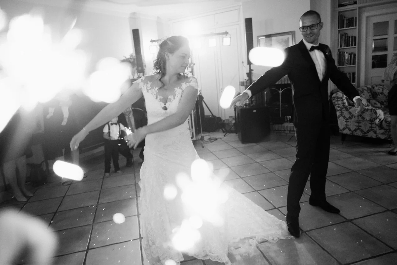 Brautpaar auf der Tanzfläche bei der Hochzeitsparty