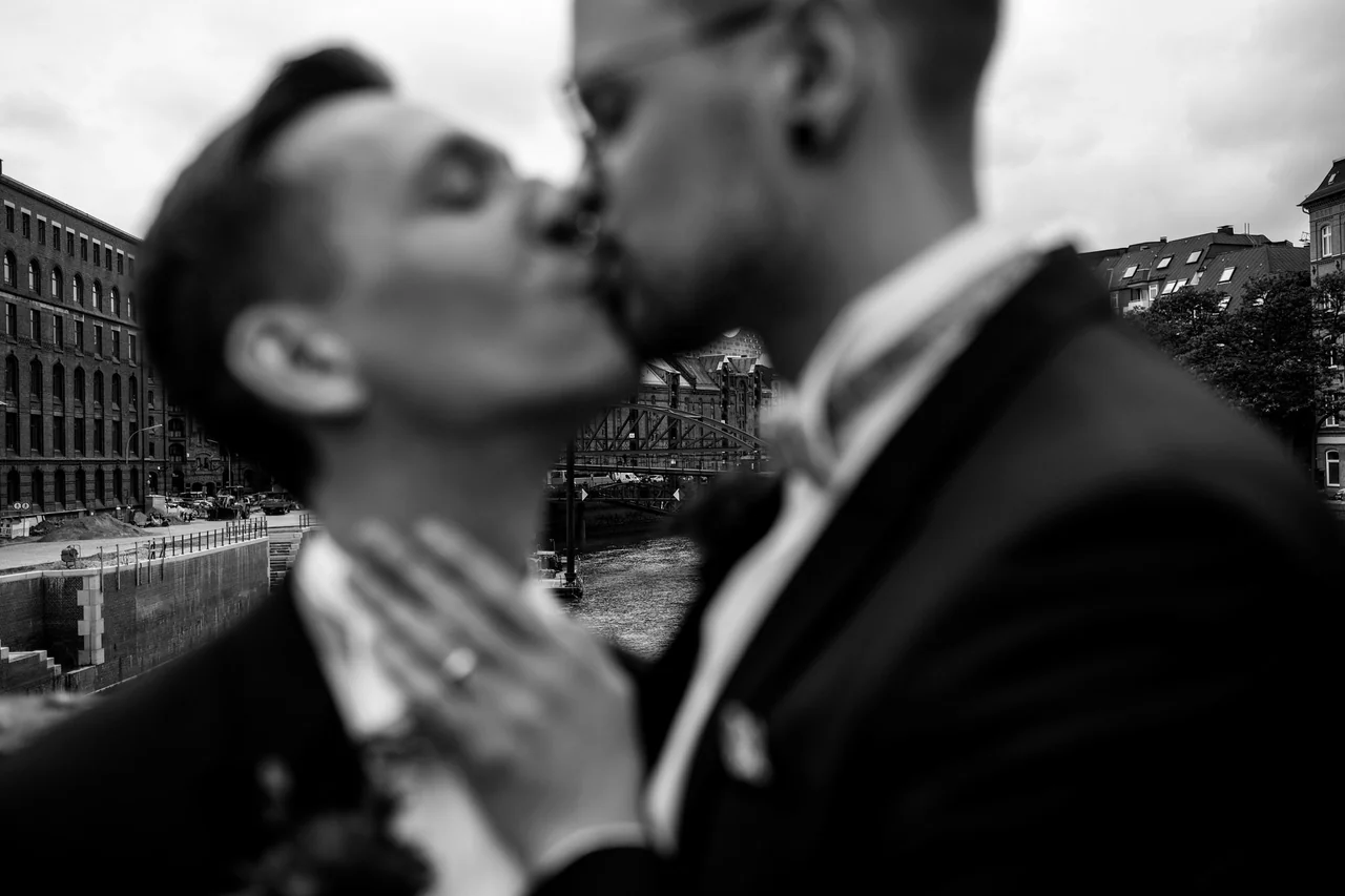 Kuss der beiden Bräutigame bei ihrer Hochzeit in der HafenCity