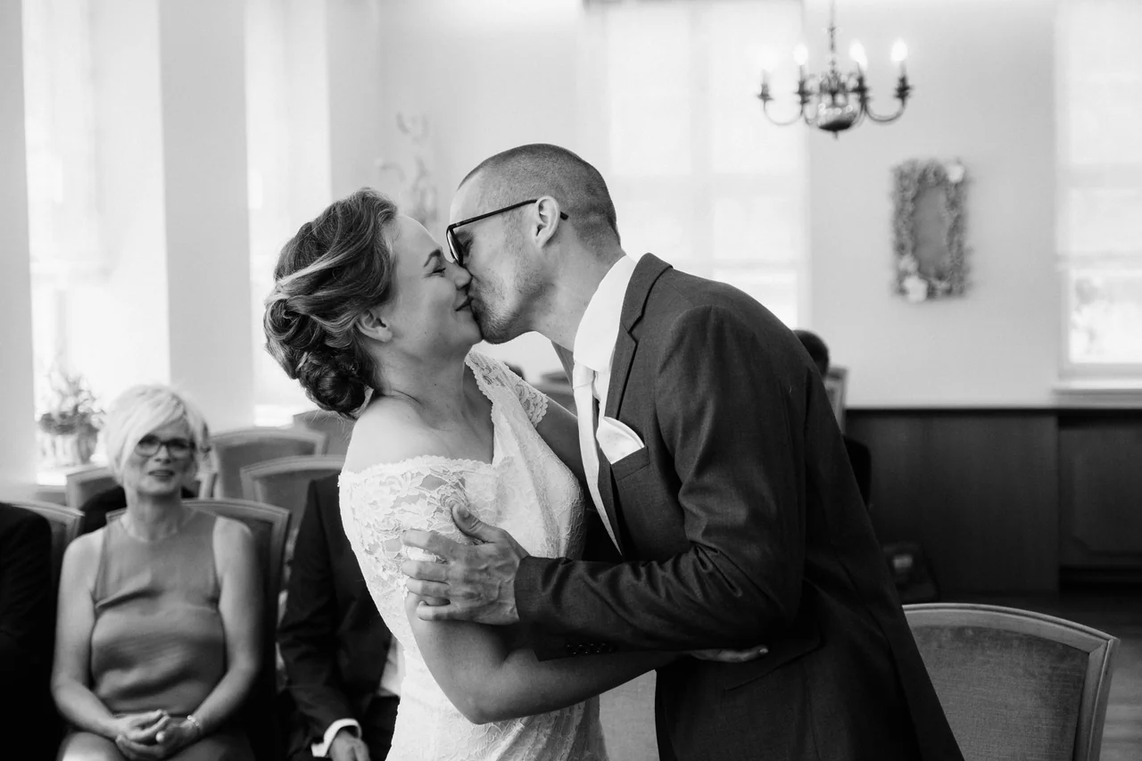 Kuss des Brautpaars bei der Hochzeit in Ludwigslust