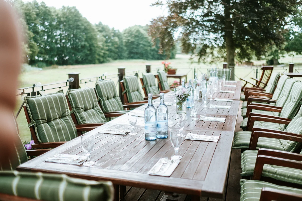 Lange gedeckte Tafel bei einer Gartenhochzeit nahe Ludwigslust