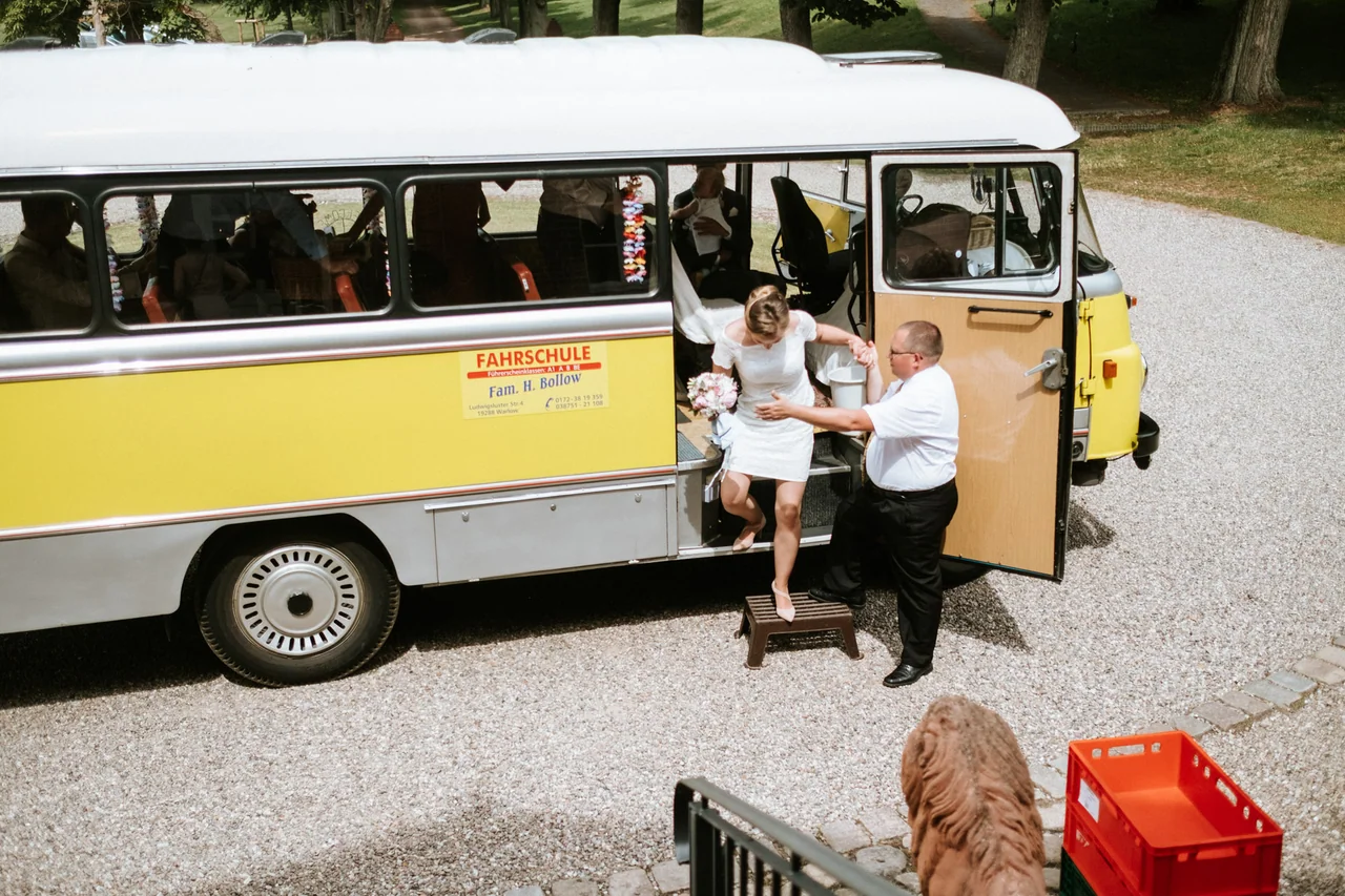 Gelber Oldtimer-Bus für die Hochzeitsgesellschaft in Ludwigslust