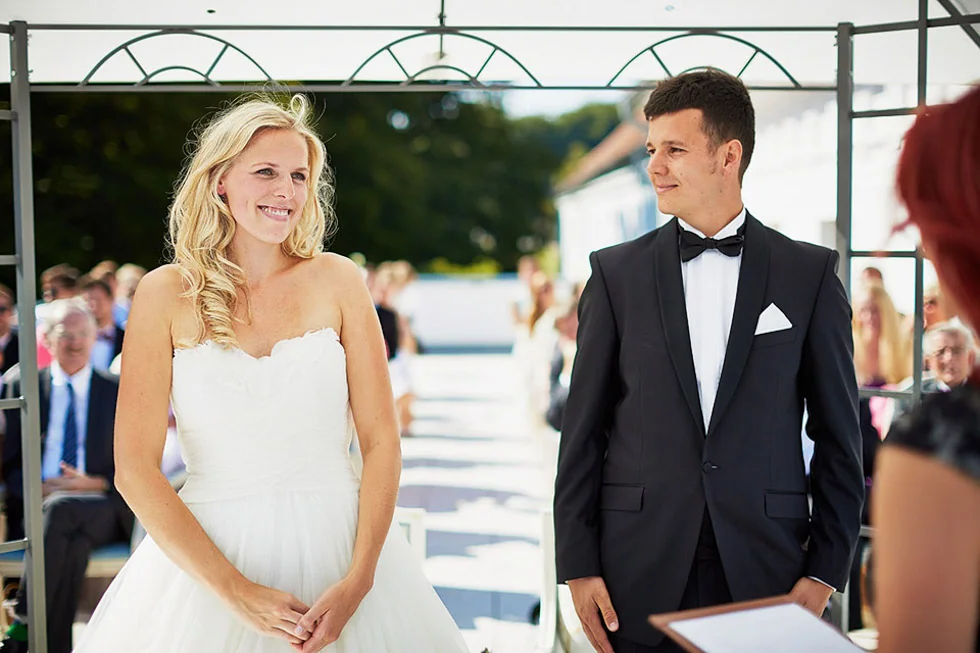 Marie und Hannes bei ihrer Trauung an der Ostsee