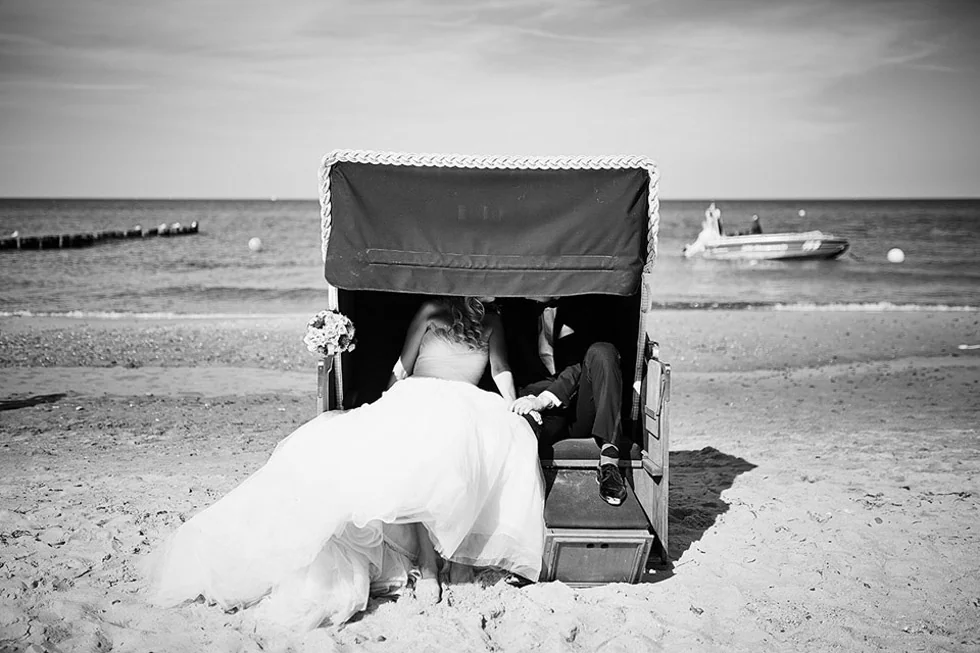 Brautpaar im Strandkorb am Ostseestrand