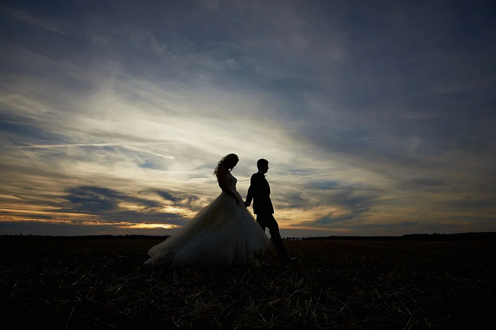 Silhouette des Brautpaars am Meer