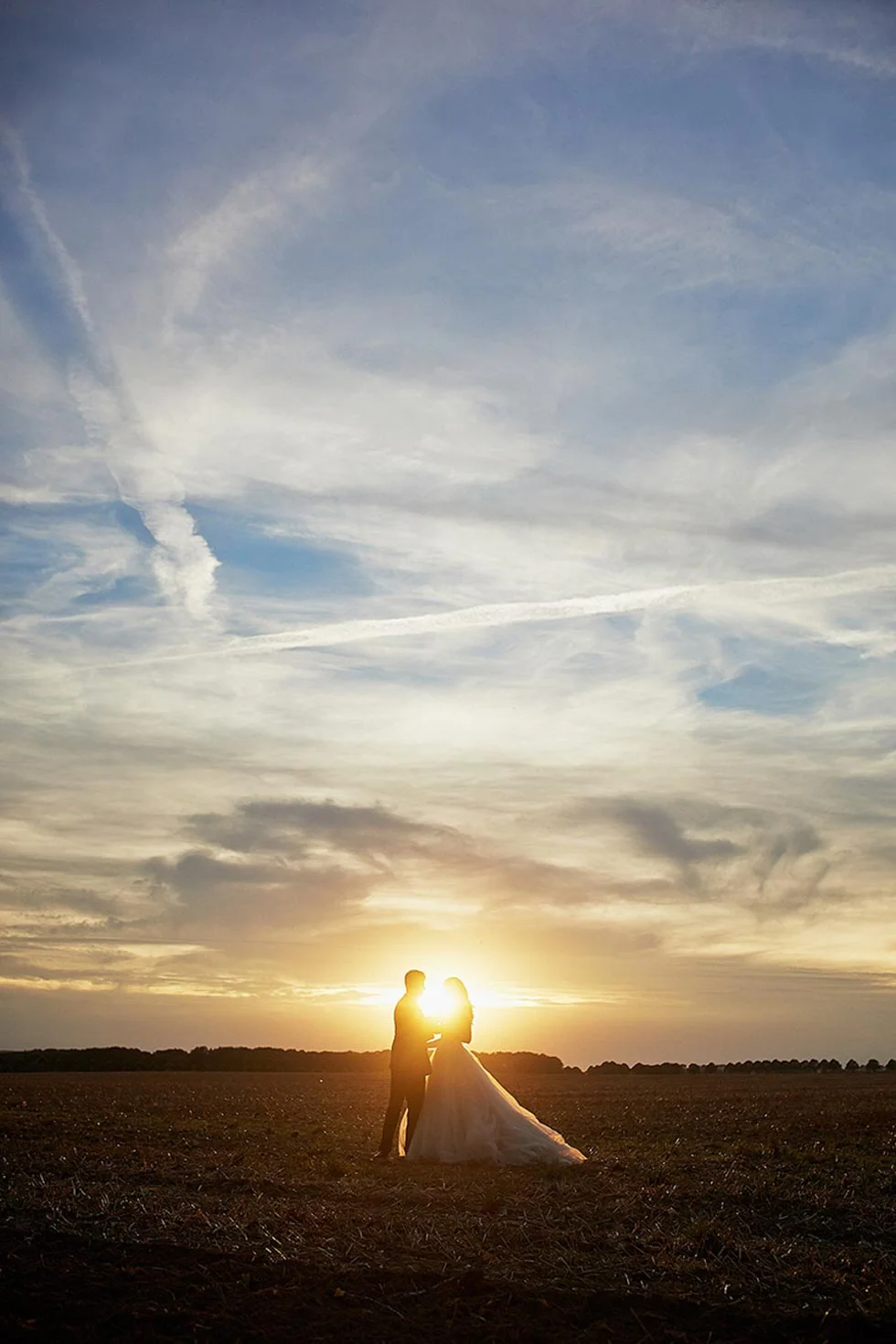 Brautpaar im Sonnenuntergang an der Ostsee