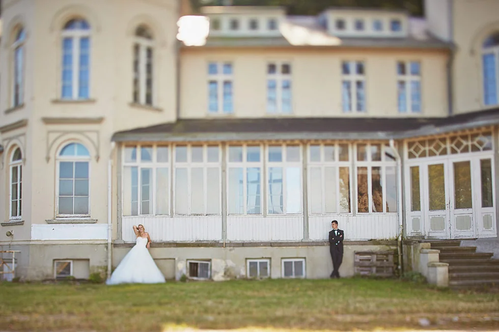 Brautpaar vor dem historischen Familienhaus