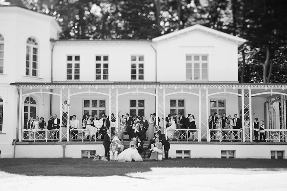 Hochzeitsgesellschaft vor der historischen Villa
