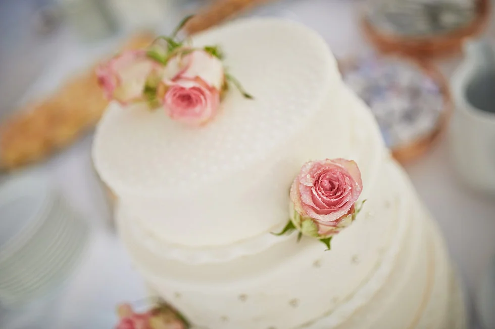 Hochzeitstorte mit zarten Rosen